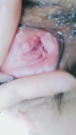 性感红唇腰细美乳妹子抠逼道具自慰，近距离特写掰穴看洞洞，手指拍打扣弄道具小JJ抽插，高潮出水呻吟娇喘 截图3