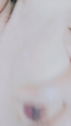 性感红唇腰细美乳妹子抠逼道具自慰，近距离特写掰穴看洞洞，手指拍打扣弄道具小JJ抽插，高潮出水呻吟娇喘 截图10