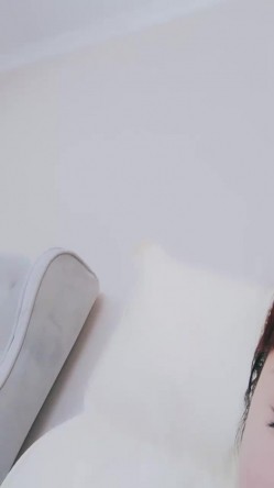性感红唇腰细美乳妹子抠逼道具自慰，近距离特写掰穴看洞洞，手指拍打扣弄道具小JJ抽插，高潮出水呻吟娇喘 截图12
