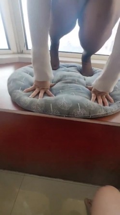 推特极品人形小母狗【Cc重制版】绝版福利，花式调教露出肛塞口交M腿狗链吃烟灰喝尿 截图13