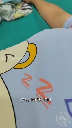 【披风少年爱老妈】清晨大干老妈，老妈连续高潮两次，床单湿了一大片。 截图1