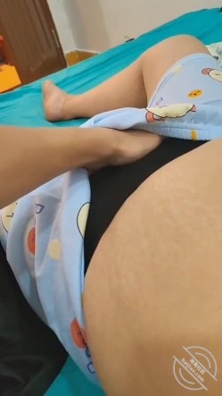 【披风少年爱老妈】清晨大干老妈，老妈连续高潮两次，床单湿了一大片。 截图3