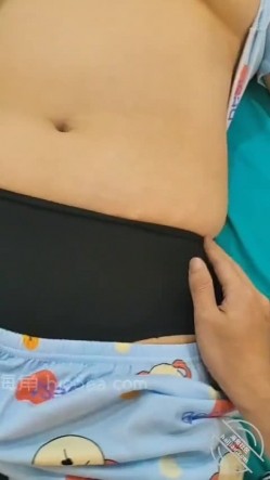 【披风少年爱老妈】清晨大干老妈，老妈连续高潮两次，床单湿了一大片。 截图4