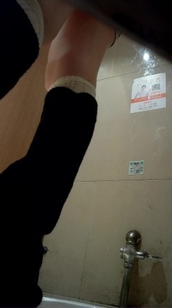 魔手外购酒吧女厕前景高清偷拍 ️小姐尿尿，花裙靓妹喝高了抠喉呕吐 截图5