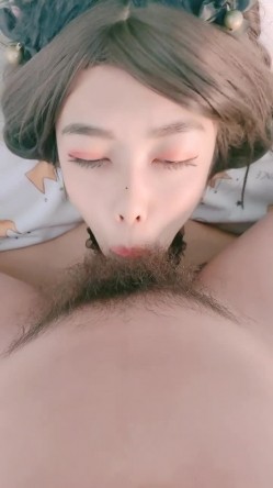 调教母狗吸精，全程露脸大鸡巴使劲抽她，奶子上的淫词荡语，深喉口交草嘴都翻白眼了，干了逼逼干菊花真刺激 截图11