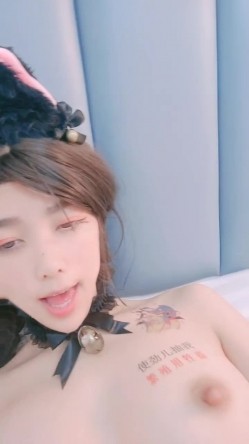 调教母狗吸精，全程露脸大鸡巴使劲抽她，奶子上的淫词荡语，深喉口交草嘴都翻白眼了，干了逼逼干菊花真刺激 截图14