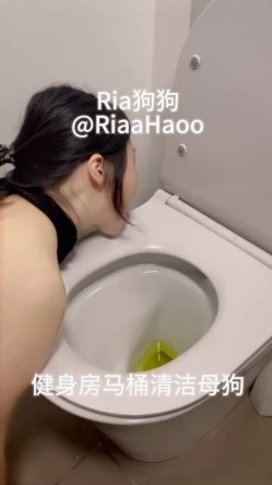 推特顶级奴性贱母狗【Ria狗狗】露脸重金定制，无底线自辱扇嘴巴子健身房舔马桶停车场裸体跳绳高跟鞋黄瓜紫薇 截图6