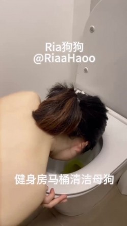 推特顶级奴性贱母狗【Ria狗狗】露脸重金定制，无底线自辱扇嘴巴子健身房舔马桶停车场裸体跳绳高跟鞋黄瓜紫薇 截图9