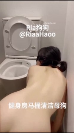 推特顶级奴性贱母狗【Ria狗狗】露脸重金定制，无底线自辱扇嘴巴子健身房舔马桶停车场裸体跳绳高跟鞋黄瓜紫薇 截图10