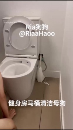 推特顶级奴性贱母狗【Ria狗狗】露脸重金定制，无底线自辱扇嘴巴子健身房舔马桶停车场裸体跳绳高跟鞋黄瓜紫薇 截图11