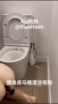 推特顶级奴性贱母狗【Ria狗狗】露脸重金定制，无底线自辱扇嘴巴子健身房舔马桶停车场裸体跳绳高跟鞋黄瓜紫薇 截图13