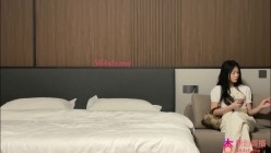探花欧阳克 约了一个18岁的大花腿妹妹中途本想玩一个拔套但是套子太紧了不好操作没想到最后把套子干破无套内射 截图1