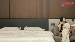 探花欧阳克 约了一个18岁的大花腿妹妹中途本想玩一个拔套但是套子太紧了不好操作没想到最后把套子干破无套内射 截图2