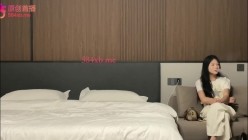 探花欧阳克 约了一个18岁的大花腿妹妹中途本想玩一个拔套但是套子太紧了不好操作没想到最后把套子干破无套内射 截图3