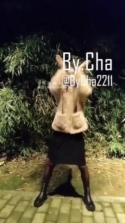 露出调教大神『查小理』按摩棒贞操带让母狗边走边喷水，餐馆里还有人的情况下直接全裸进店点餐打包 截图2