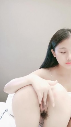 超清纯颜值姐妹花双女大尺度秀，翘起白皙屁股互相掰穴，来大姨妈还塞着棉棒，屁股叠再一起掰开洞洞给你看 截图2