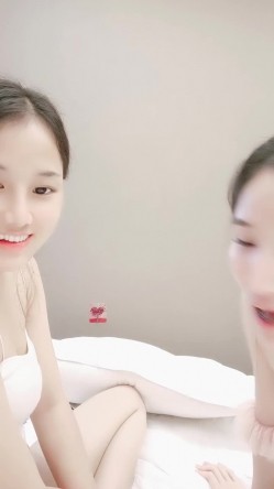超清纯颜值姐妹花双女大尺度秀，翘起白皙屁股互相掰穴，来大姨妈还塞着棉棒，屁股叠再一起掰开洞洞给你看 截图7