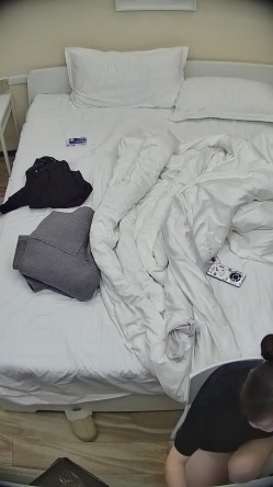 酒店偷拍 大学生情侣蓝衬衫气质美女被操后喜欢用双脚踩舔狗男朋友脸 截图3
