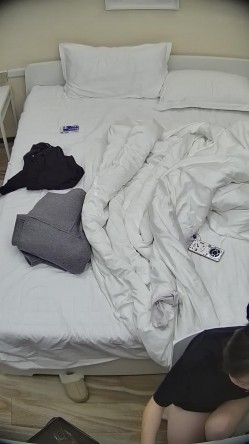 酒店偷拍 大学生情侣蓝衬衫气质美女被操后喜欢用双脚踩舔狗男朋友脸 截图4