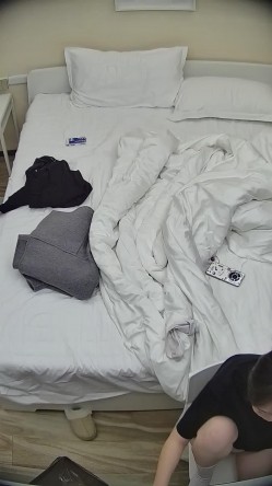酒店偷拍 大学生情侣蓝衬衫气质美女被操后喜欢用双脚踩舔狗男朋友脸 截图5