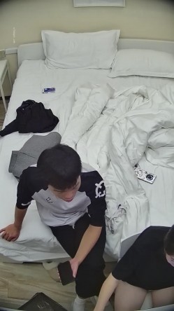酒店偷拍 大学生情侣蓝衬衫气质美女被操后喜欢用双脚踩舔狗男朋友脸 截图6