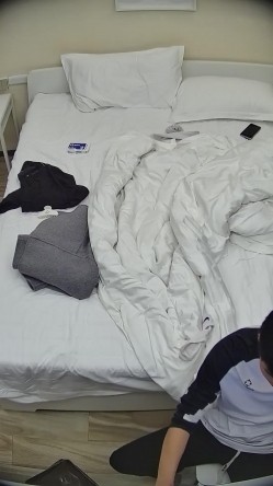 酒店偷拍 大学生情侣蓝衬衫气质美女被操后喜欢用双脚踩舔狗男朋友脸 截图9