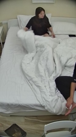 酒店偷拍 大学生情侣蓝衬衫气质美女被操后喜欢用双脚踩舔狗男朋友脸 截图11