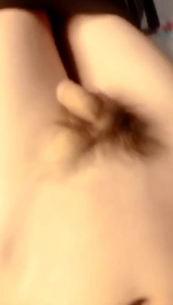苗条身材 戴着口罩的妹子 家里和炮友啪啪秀 炮友用手指抠逼 口交 女上位 后入各种姿势操逼 截图3