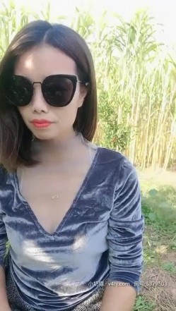 骚气墨镜少妇和炮友户外野地大战，脱下内裤舔逼口交翘起屁股后入 截图3
