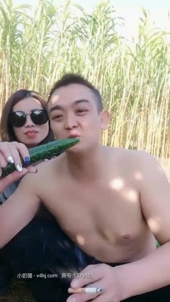 骚气墨镜少妇和炮友户外野地大战，脱下内裤舔逼口交翘起屁股后入 截图9