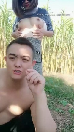 骚气墨镜少妇和炮友户外野地大战，脱下内裤舔逼口交翘起屁股后入 截图11