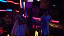 《换妻俱乐部泄密流出》绿帽老公带着老婆和其他男人玩3P,4P 完美露脸 截图2