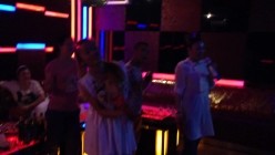 《换妻俱乐部泄密流出》绿帽老公带着老婆和其他男人玩3P,4P 完美露脸 截图3