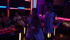《换妻俱乐部泄密流出》绿帽老公带着老婆和其他男人玩3P,4P 完美露脸 截图15