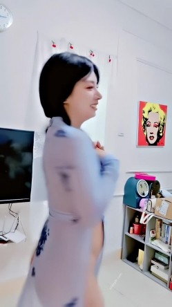 青春无敌，抖音风艺校美少女【杨晓花】定制福利，露脸露点，各种热门BGM裸舞 截图4
