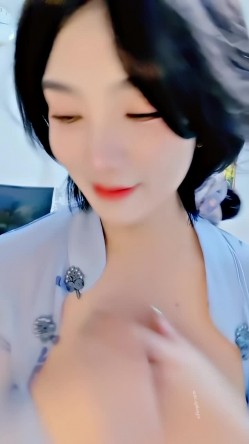 青春无敌，抖音风艺校美少女【杨晓花】定制福利，露脸露点，各种热门BGM裸舞 截图11