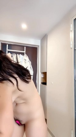 艳舞宝贝高颜值好身材火辣激情脱衣艳舞诱惑狼友，表情好骚逼里塞着高频跳蛋抖奶电臀，特写骚逼淫水多多刺激 截图15