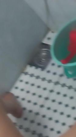 窗外偷拍邻居家小妹洗澡,洗逼的时候抠出了快感,一屁股坐地上开始手淫 截图13