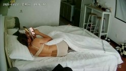 酒店偷拍反差婊斯文眼镜美女和精瘦男友一边做爱一边拿手机自拍被男友打桩表情销魂 截图7