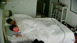 酒店偷拍反差婊斯文眼镜美女和精瘦男友一边做爱一边拿手机自拍被男友打桩表情销魂 截图15