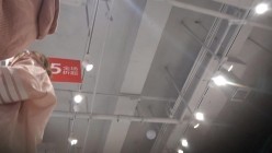 空城原创大神商场尾随偷拍美女裙底风光 ️性感粉包裙妹子，白色蕾丝性感内裤湿了前C微透黑森林 截图10