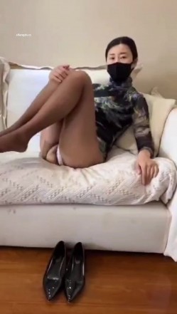 最新流出，【抖音泄密】，江苏31岁美人妻，【妳的晴姨】，丝袜不穿内裤，风情万种俏佳人！ 截图3