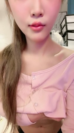 侧颜杀 小芭芭 ，苗条娇躯、小仙女，‘我要和你去约炮，不在家团圆啦’，美人儿沐浴、手指插淫儿穴，娇喘甚是诱人！ 截图2