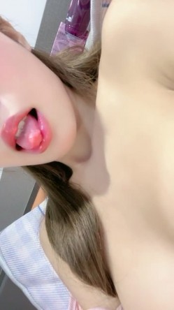 侧颜杀 小芭芭 ，苗条娇躯、小仙女，‘我要和你去约炮，不在家团圆啦’，美人儿沐浴、手指插淫儿穴，娇喘甚是诱人！ 截图4