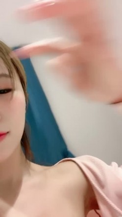 侧颜杀 小芭芭 ，苗条娇躯、小仙女，‘我要和你去约炮，不在家团圆啦’，美人儿沐浴、手指插淫儿穴，娇喘甚是诱人！ 截图8