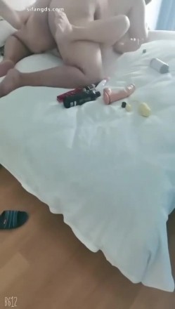 顶级淫妻博主【刺鸡】，挺漂亮的少妇，约大学生3P和4P，完美露脸，好淫荡的场景 截图1