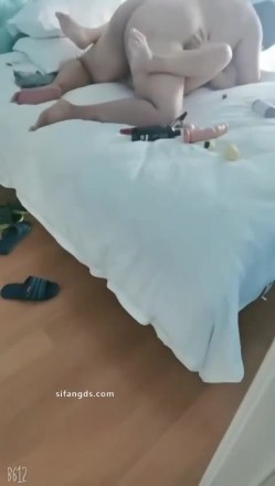 顶级淫妻博主【刺鸡】，挺漂亮的少妇，约大学生3P和4P，完美露脸，好淫荡的场景 截图2