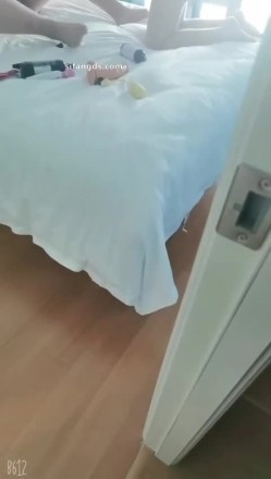 顶级淫妻博主【刺鸡】，挺漂亮的少妇，约大学生3P和4P，完美露脸，好淫荡的场景 截图8