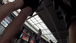 北京地铁商圈CD系列2，掀裙被小姐姐发现差点被打手，大神不怕还继续拍 截图5