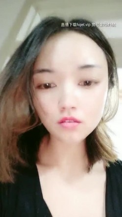 迷人的少妇露脸镜头前的诱惑，大黑牛加跳弹蹂躏无毛骚逼呻吟，骚逼真性感表情很销魂，玩到自己高潮抽搐 截图3